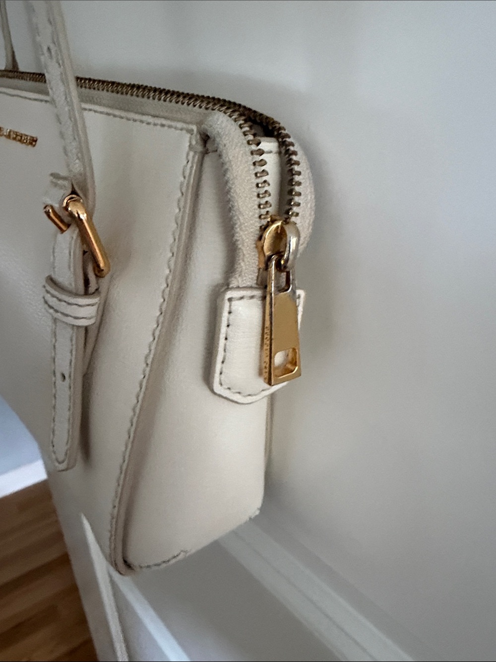 Marc Jacobs Ivory Leather Crossbody with Gold Hardware - Picture 14 of 14